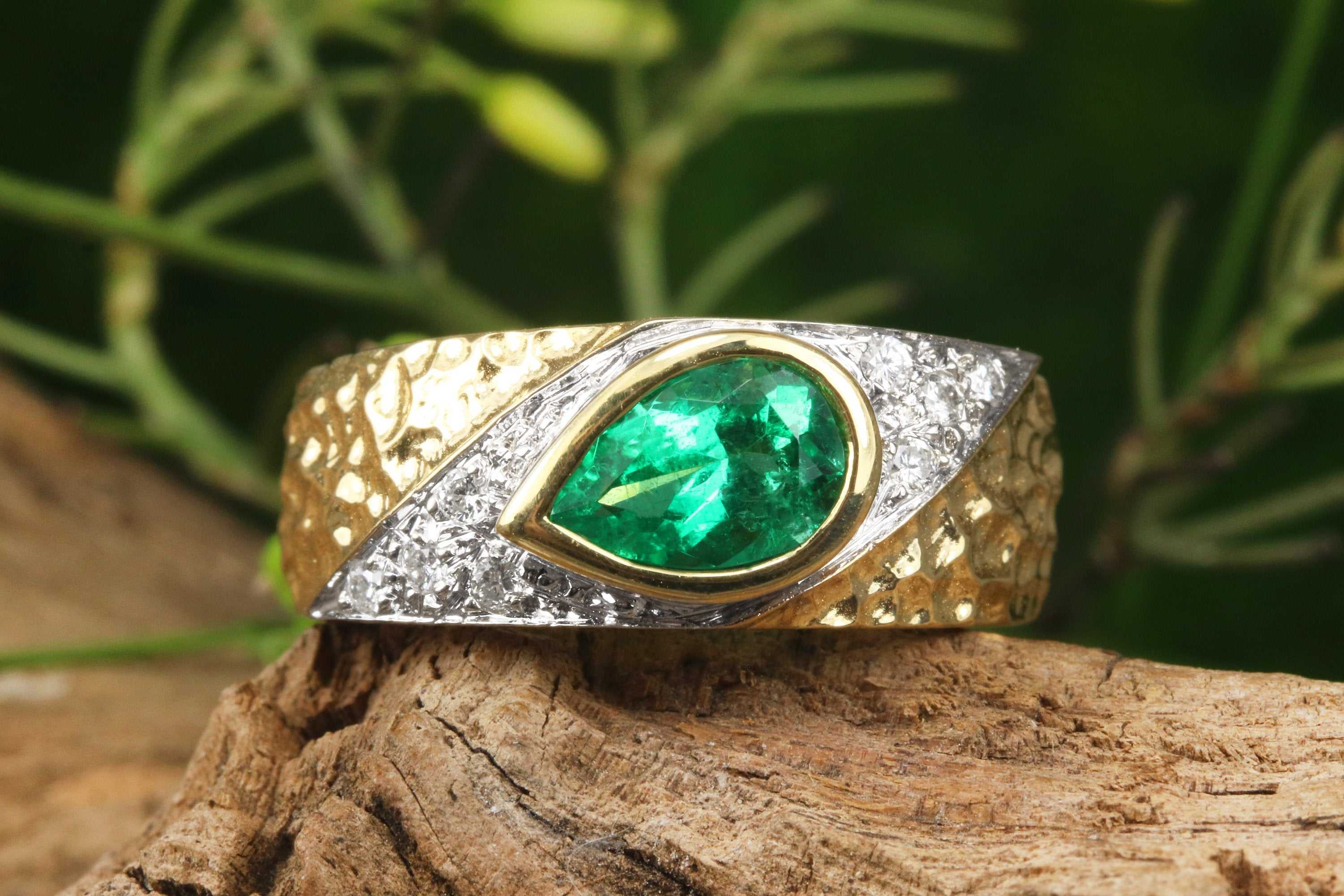 Anello con sigillo in oro 18 carati con smeraldo a goccia verde brillante da 1,10 carati e castone con diamanti