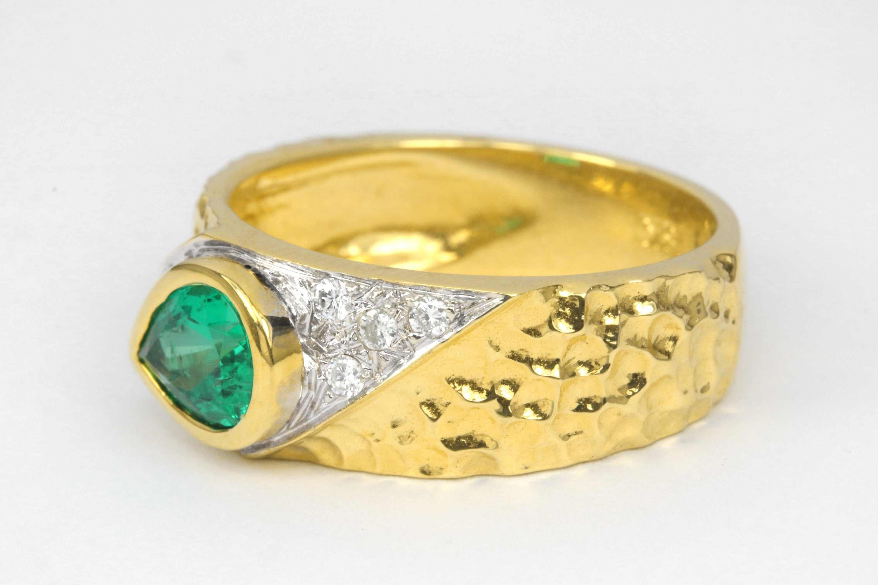 Anello con sigillo in oro 18 carati con smeraldo a goccia verde brillante da 1,10 carati e castone con diamanti