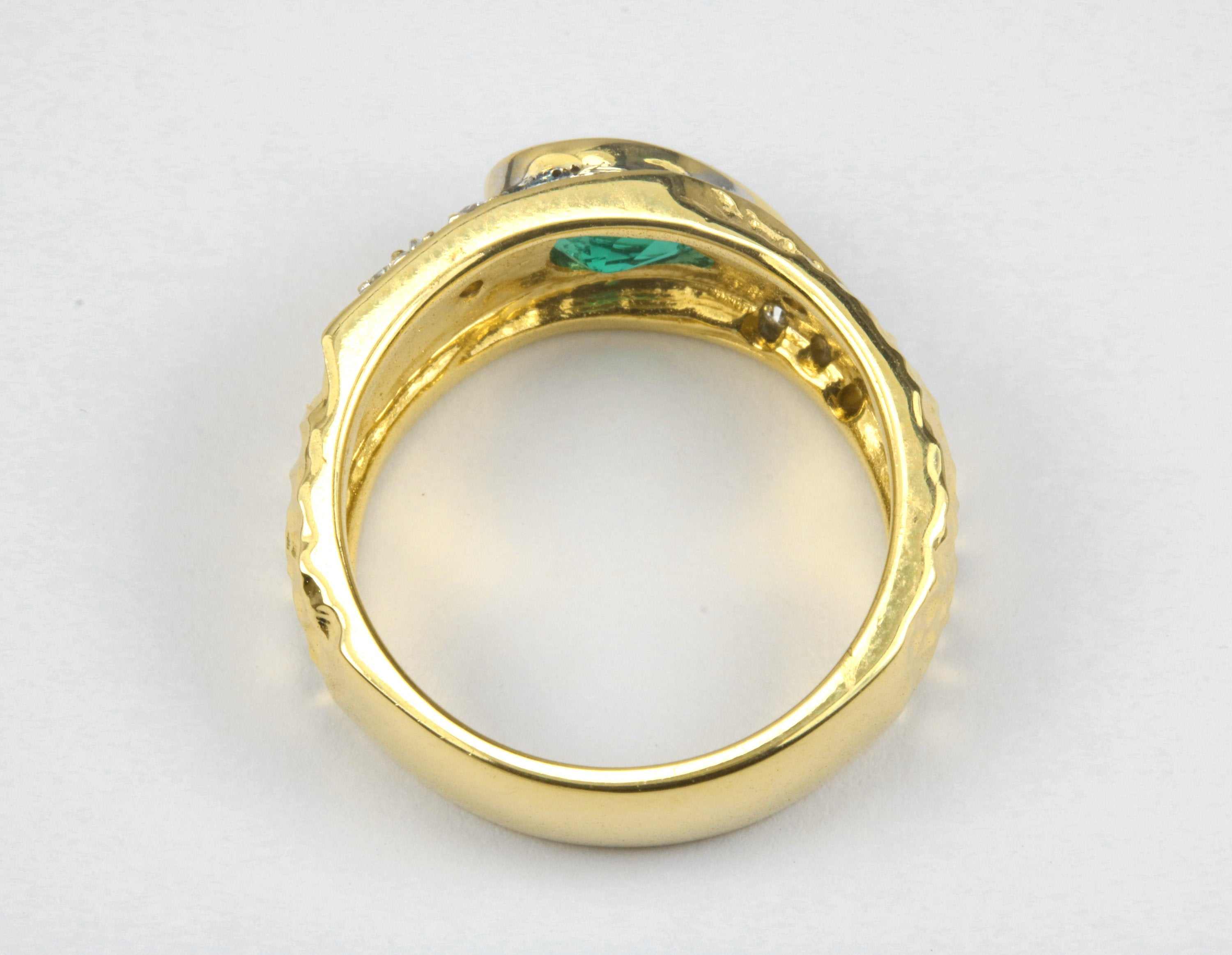 Anello con sigillo in oro 18 carati con smeraldo a goccia verde brillante da 1,10 carati e castone con diamanti