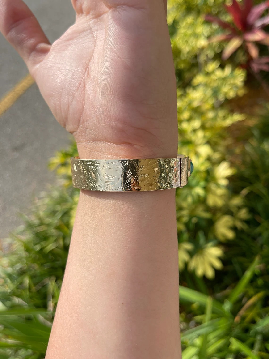 سوار ذهبي من 14 قيراطًا مرصع بثلاث أحجار من الزمرد الطبيعي المقطوع على شكل كابوشون - زمرد كولومبي من JR