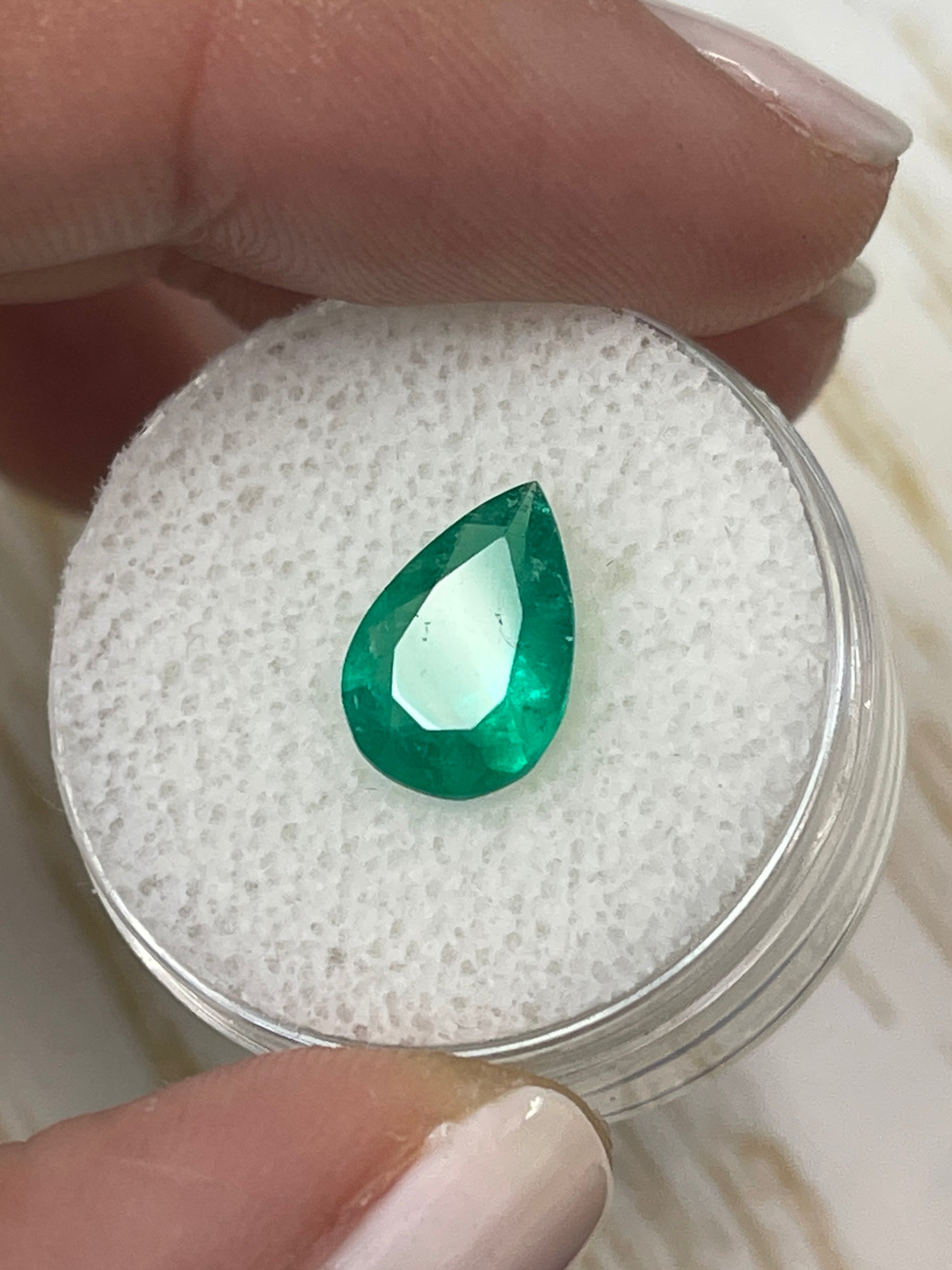 Émeraude colombienne en vrac - taille poire, vert intense, 1,87 carat