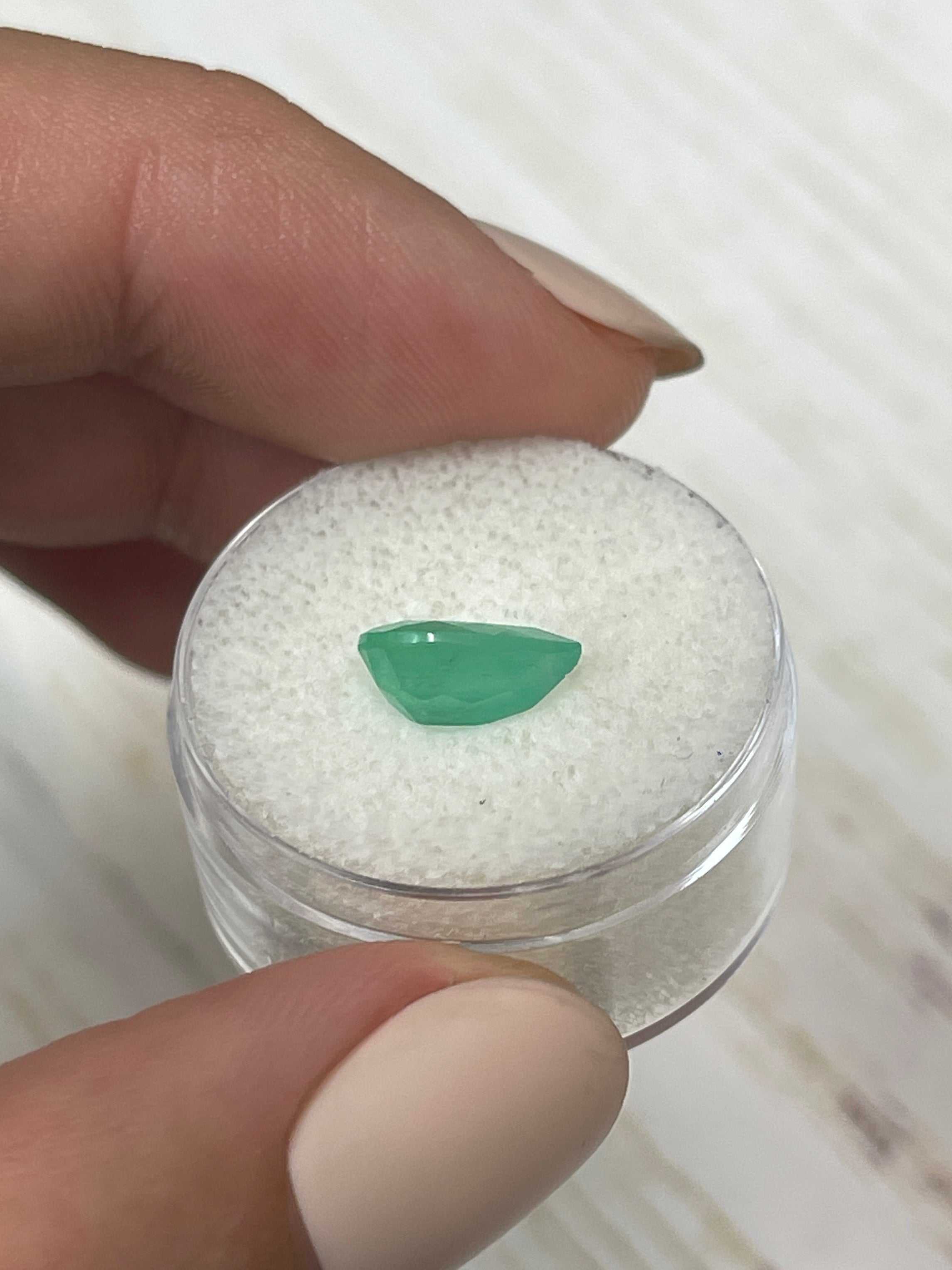 Émeraude colombienne naturelle de 2,07 carats, taille poire, 10 x 7,7 cm