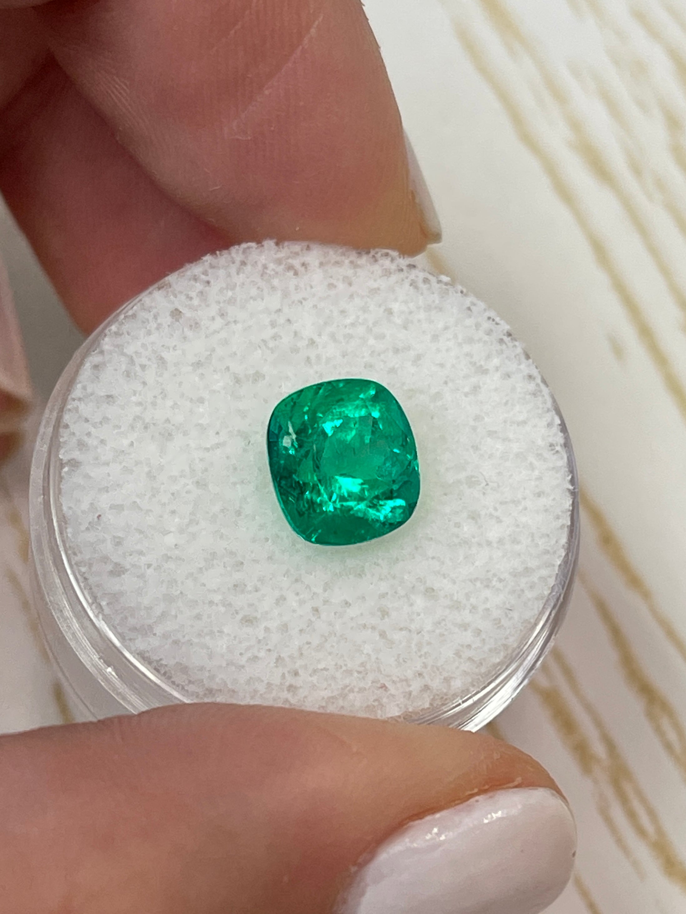 アラビア　esmeralda 2枚 2.60 Carat AAA+ Minor Oil Vivid Green Natural | JR Colombian Emeralds