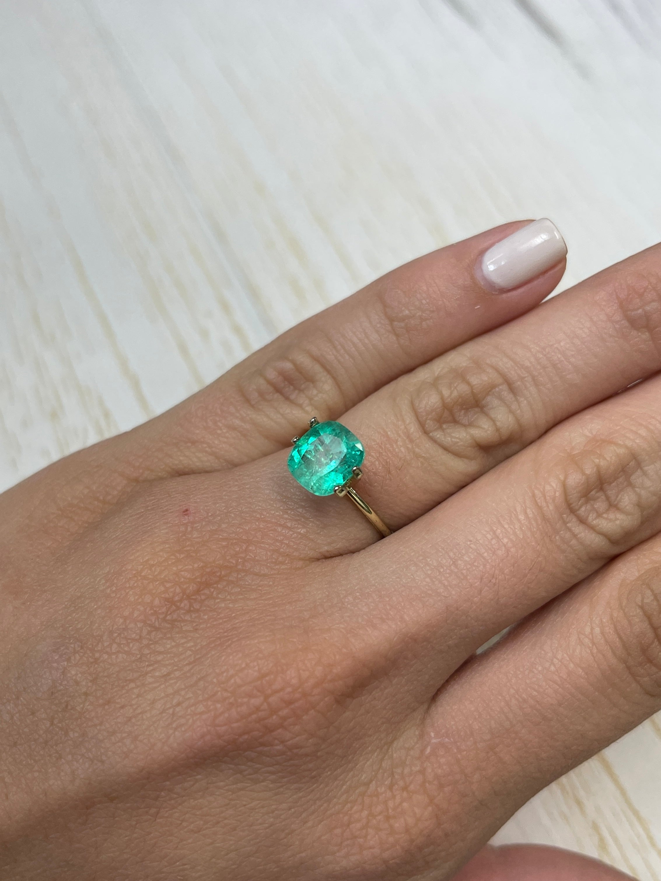 زمرد كولومبي طبيعي سائب بلون أخضر فاتح، 2.65 قيراط - قطع وسادة ممدود - JR Colombian Emeralds