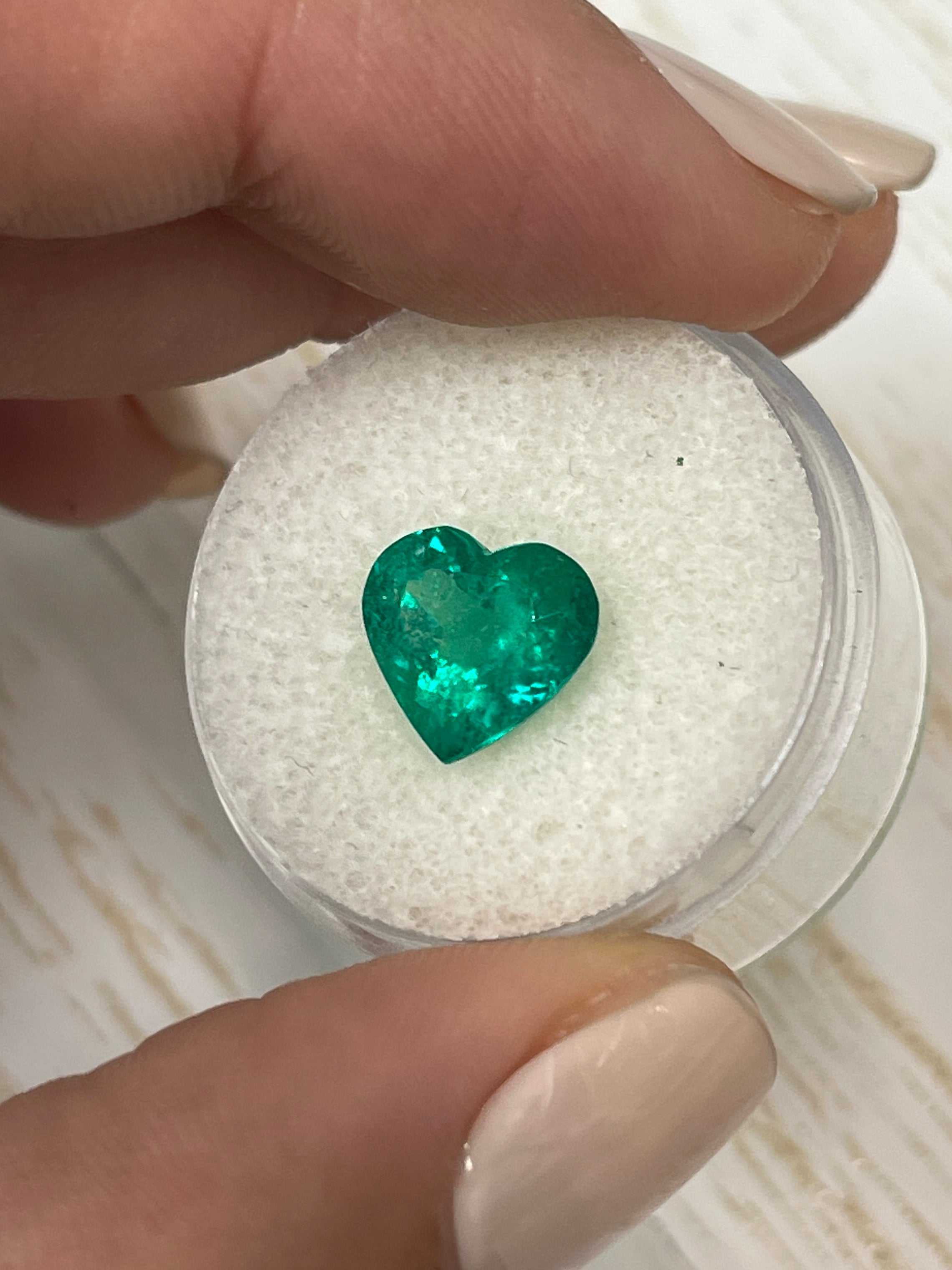邦楽 LOVE SHOP COLOMBIA - EMERALD GROOVE 3.05 Carat Vivid Muzo Green Natural Colombian Emerald-Heart Cut