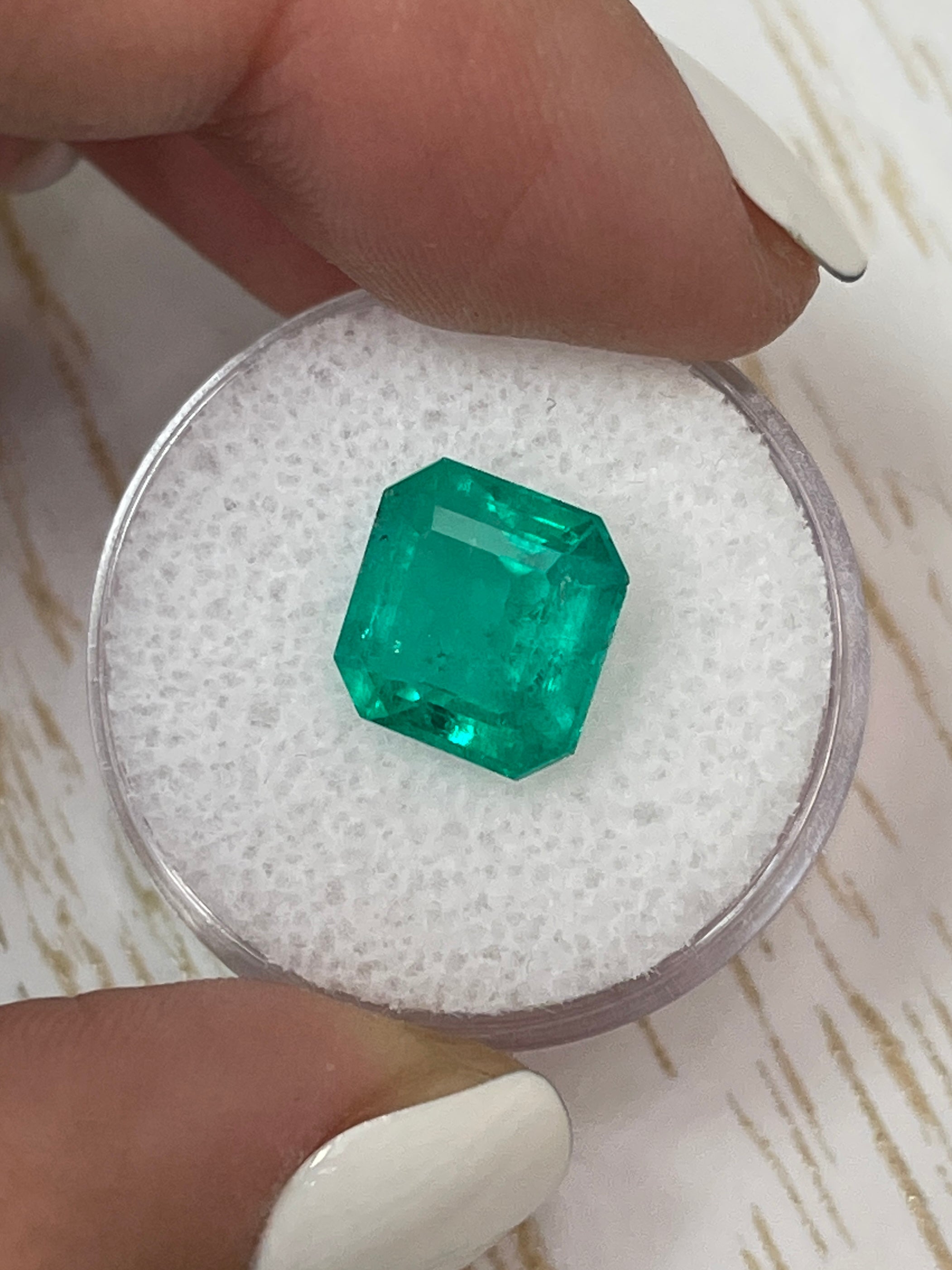 Deep bluish green 4.75 carat Colombian emerald loose gemstone with Asscher cut, natural and oil-treated by JR Colombian Emeralds.