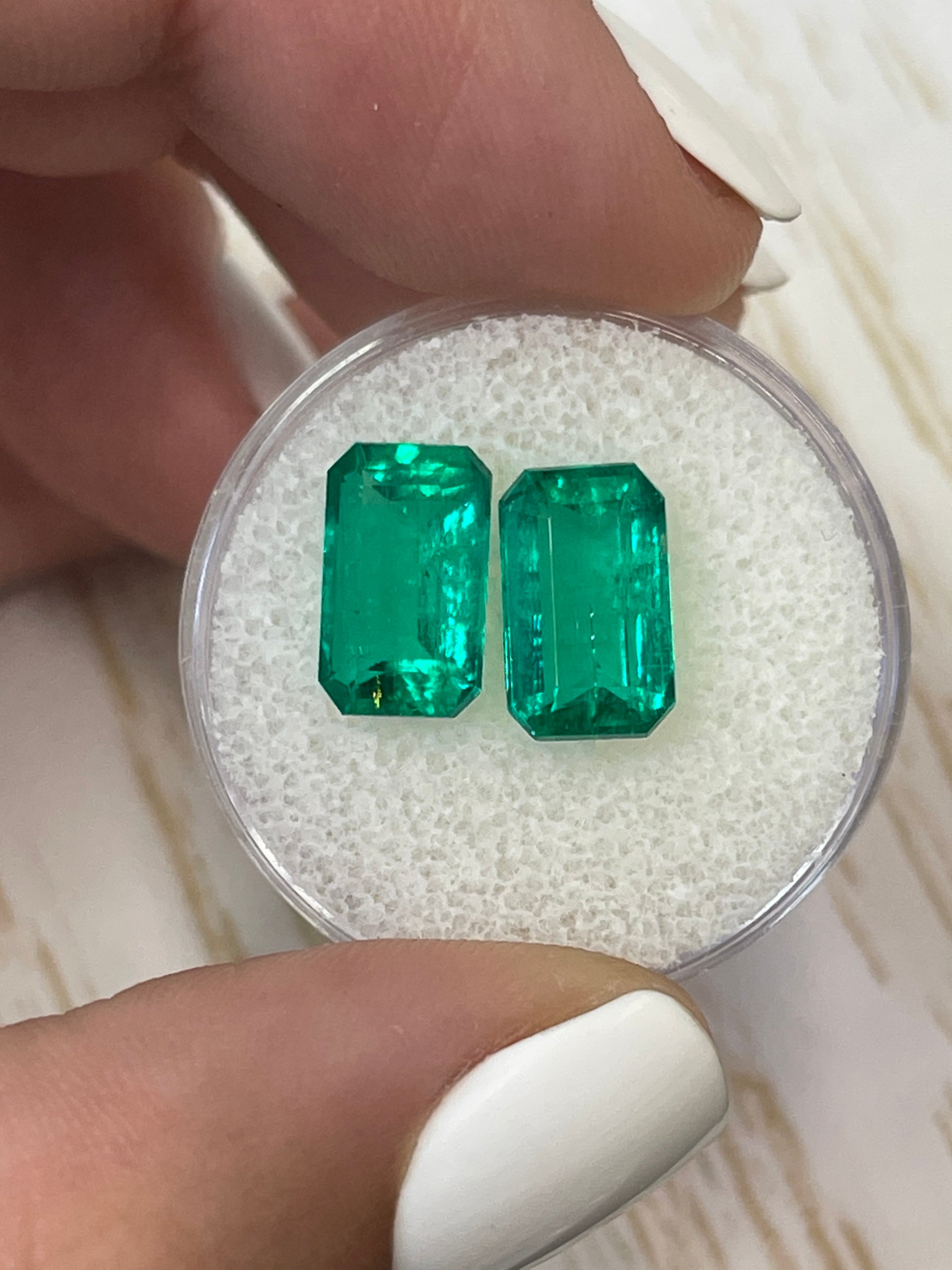 標本 French Guiana Esmeraldas coerulea 13mm 5.63tcw GIA Certified 11x7 Fine Matching Loose Colombian Emeralds