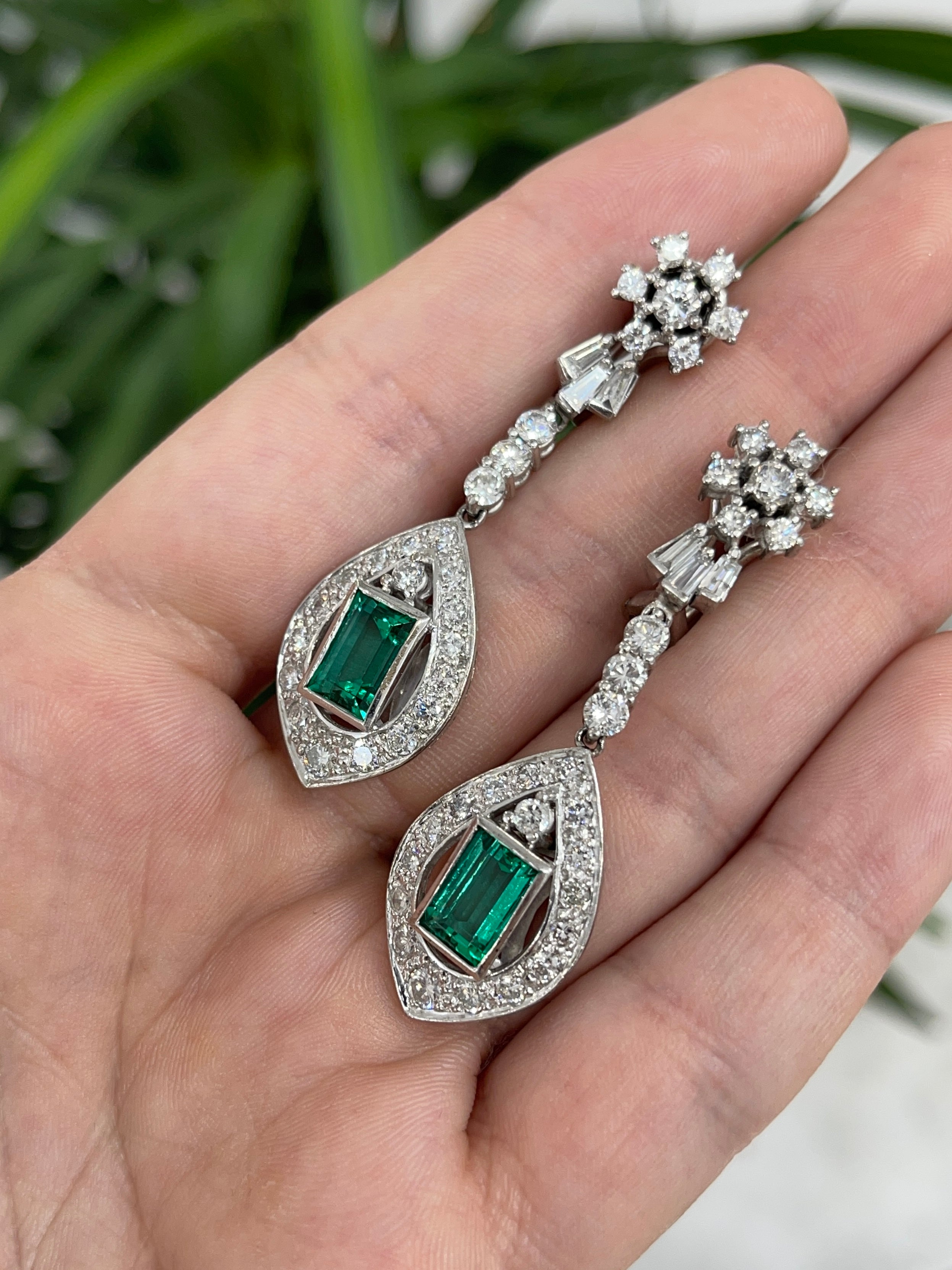 Art Deco Colombian emerald and diamond dangle earrings with 18K gold setting, featuring vibrant green emeralds and sparkling diamonds.
