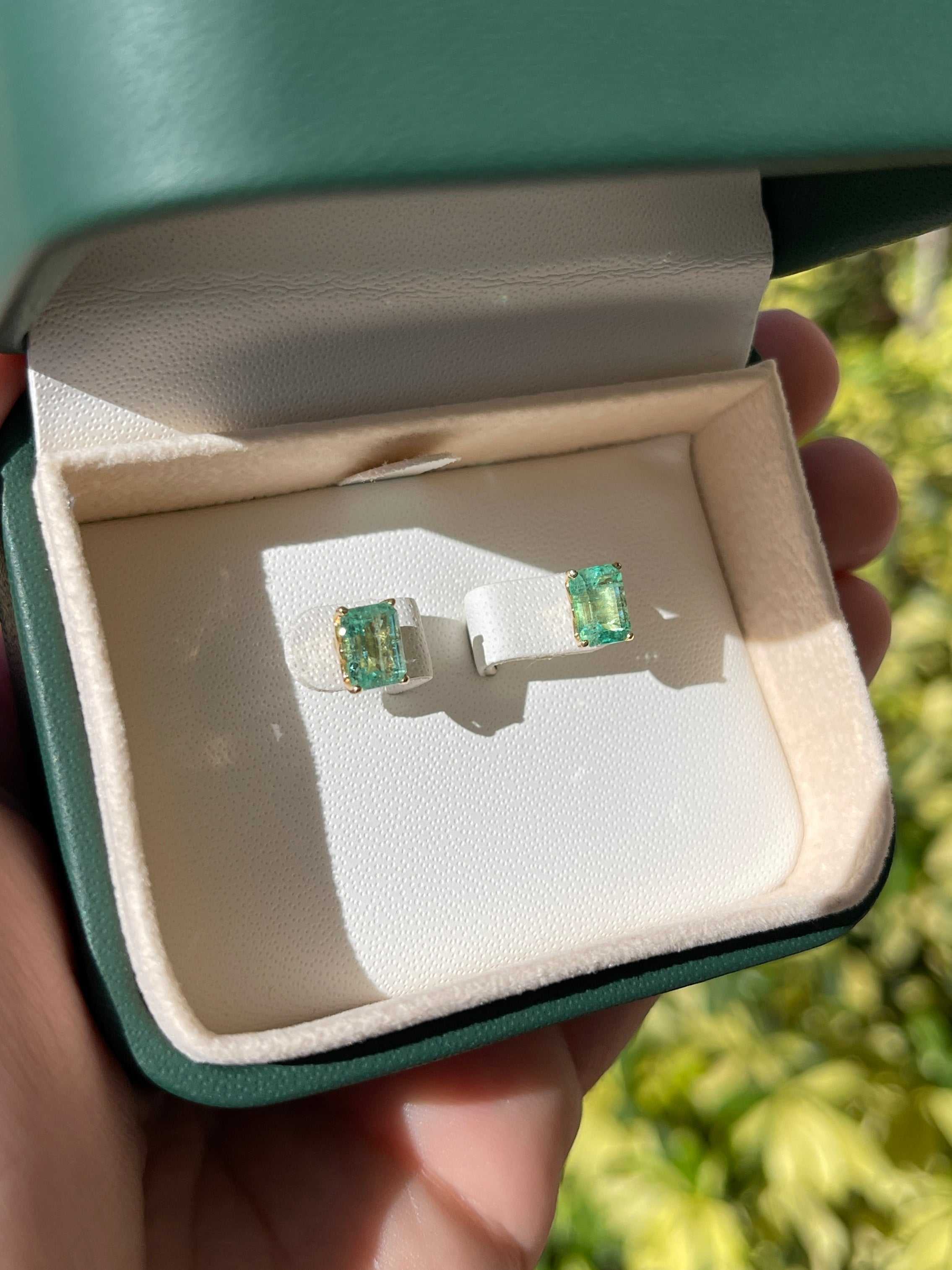 أقراط من الزمرد على شكل زهرة الزنبق باللون الأخضر الربيعي، بقطع الزمرد الممدود، وزن إجمالي 1.80 قيراط، من الذهب عيار 14 قيراط - زمرد كولومبي من JR