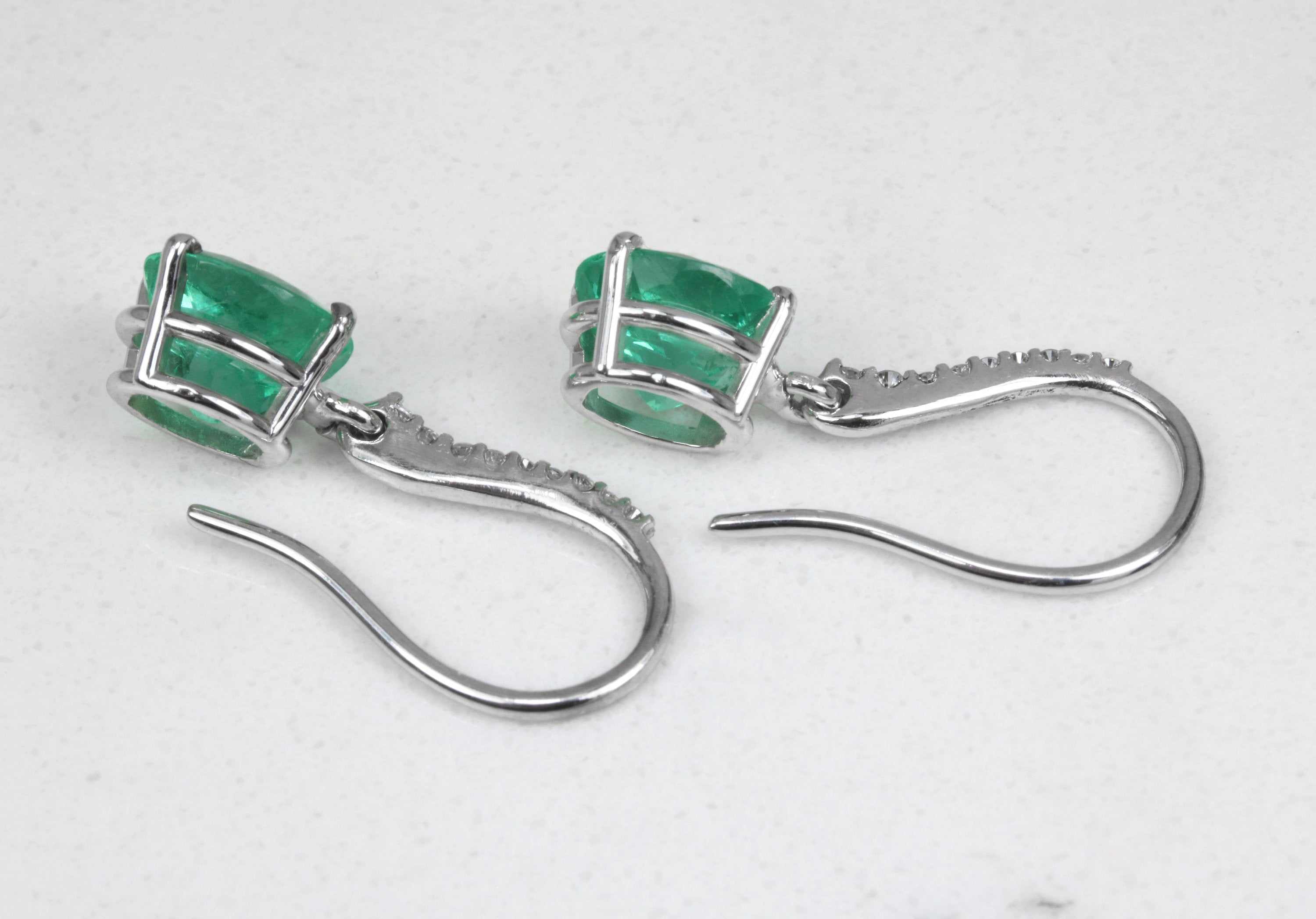 Orecchini pendenti con smeraldo colombiano verde brillante di forma ovale e diamanti, in oro 14 carati, con pietre preziose di alta qualità fornite da JR Colombian Emeralds.