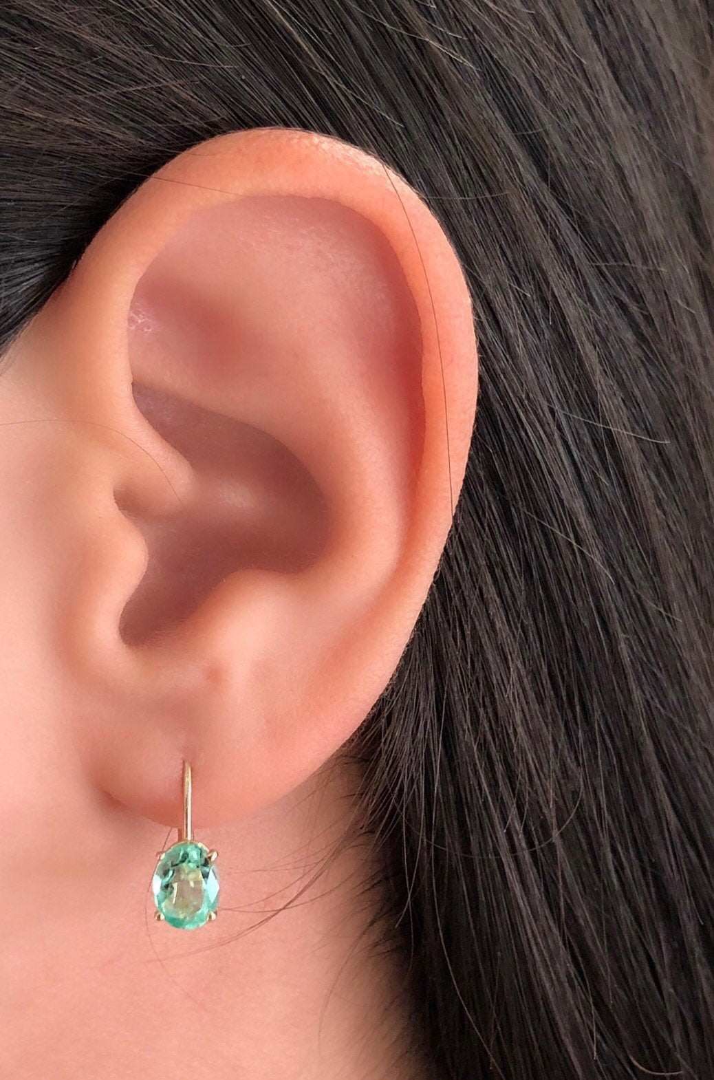 1.42カラット 鮮やかなグリーンの透明なコロンビア産エメラルド オーバルカット レバーバックイヤリング 14K