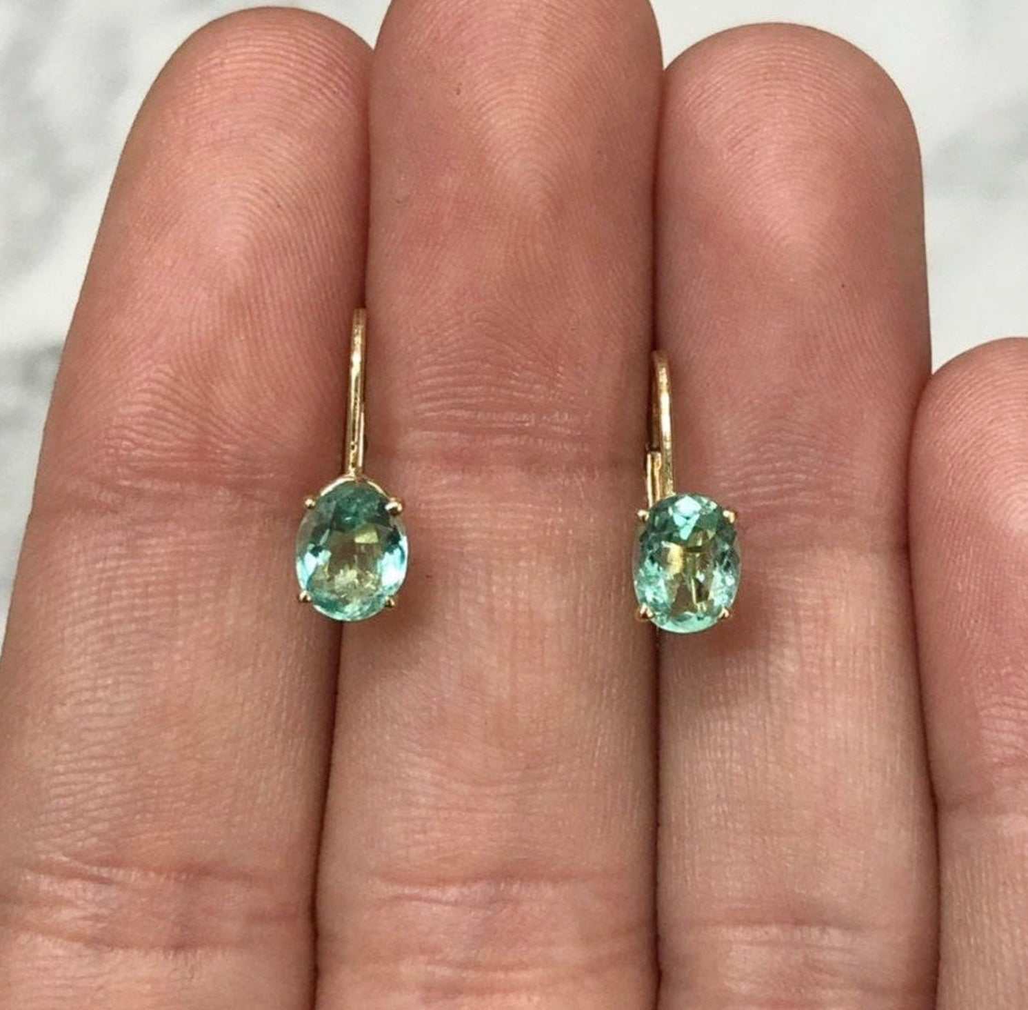 1.42カラット 鮮やかなグリーンの透明なコロンビア産エメラルド オーバルカット レバーバックイヤリング 14K