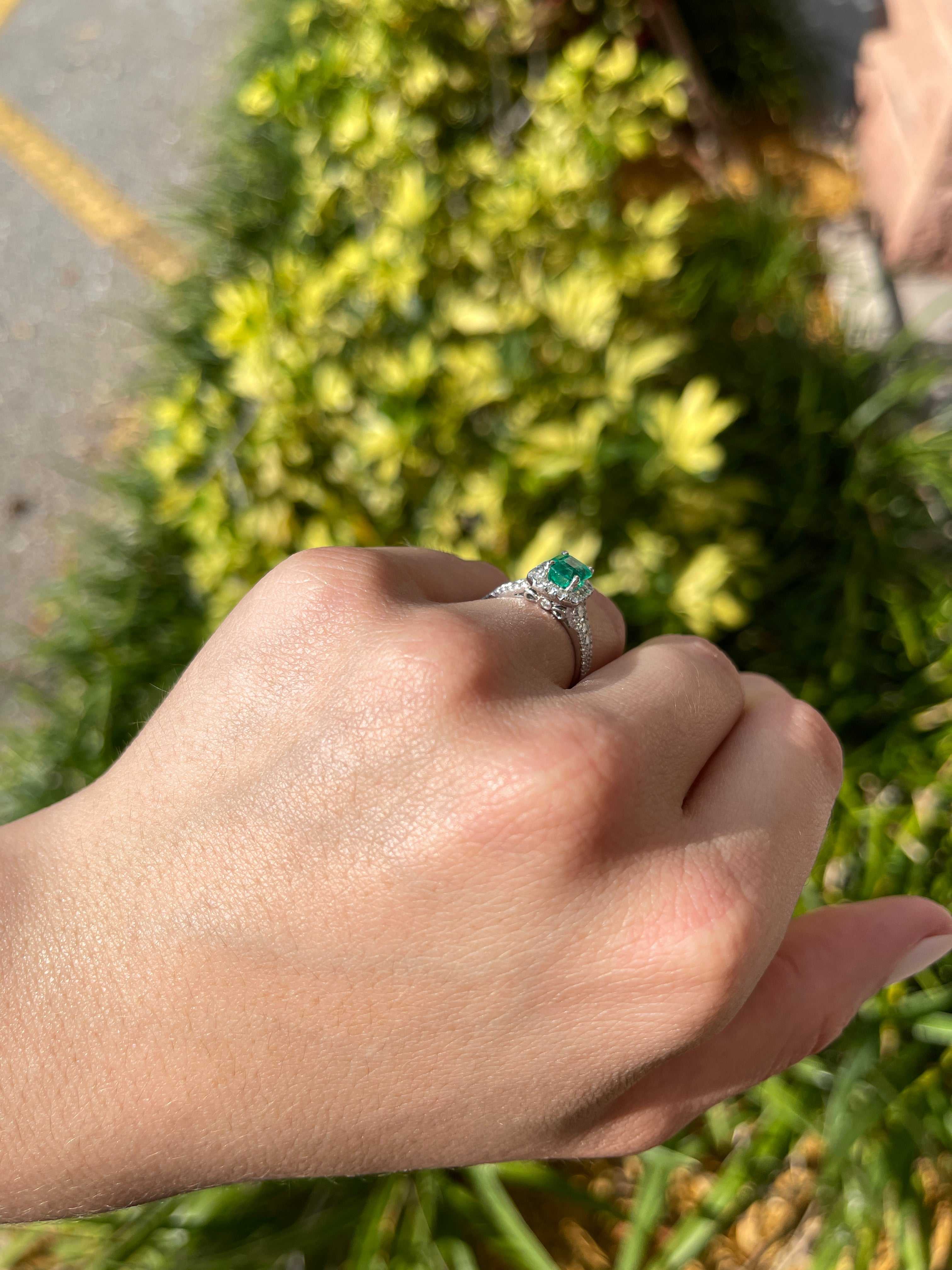 Anello in oro bianco 14 carati con diamanti e smeraldo taglio smeraldo da 2,0 carati in montatura a corona