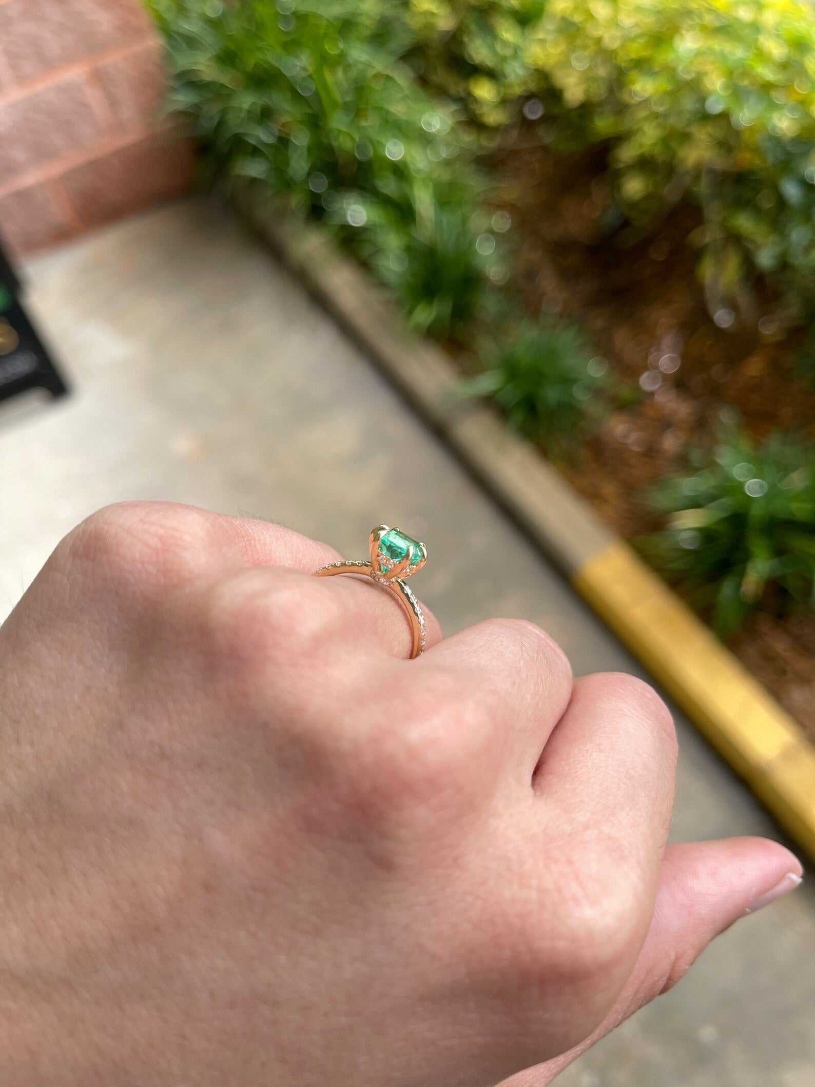 2.15カラット オーバルカット コロンビア産エメラルドとダイヤモンド 6本爪 エンゲージメントリング 14K