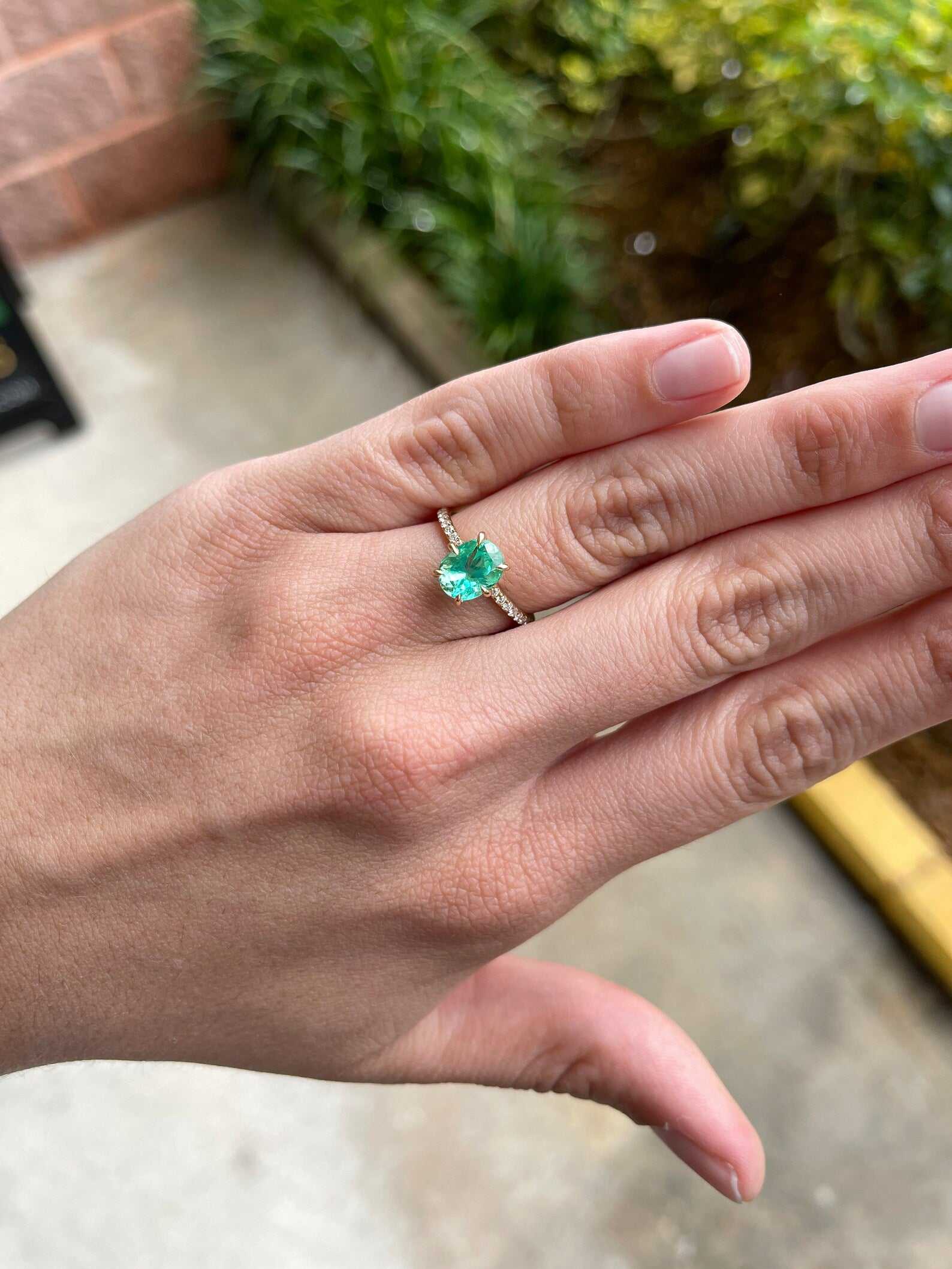 2.15カラット オーバルカット コロンビア産エメラルドとダイヤモンド 6本爪 エンゲージメントリング 14K