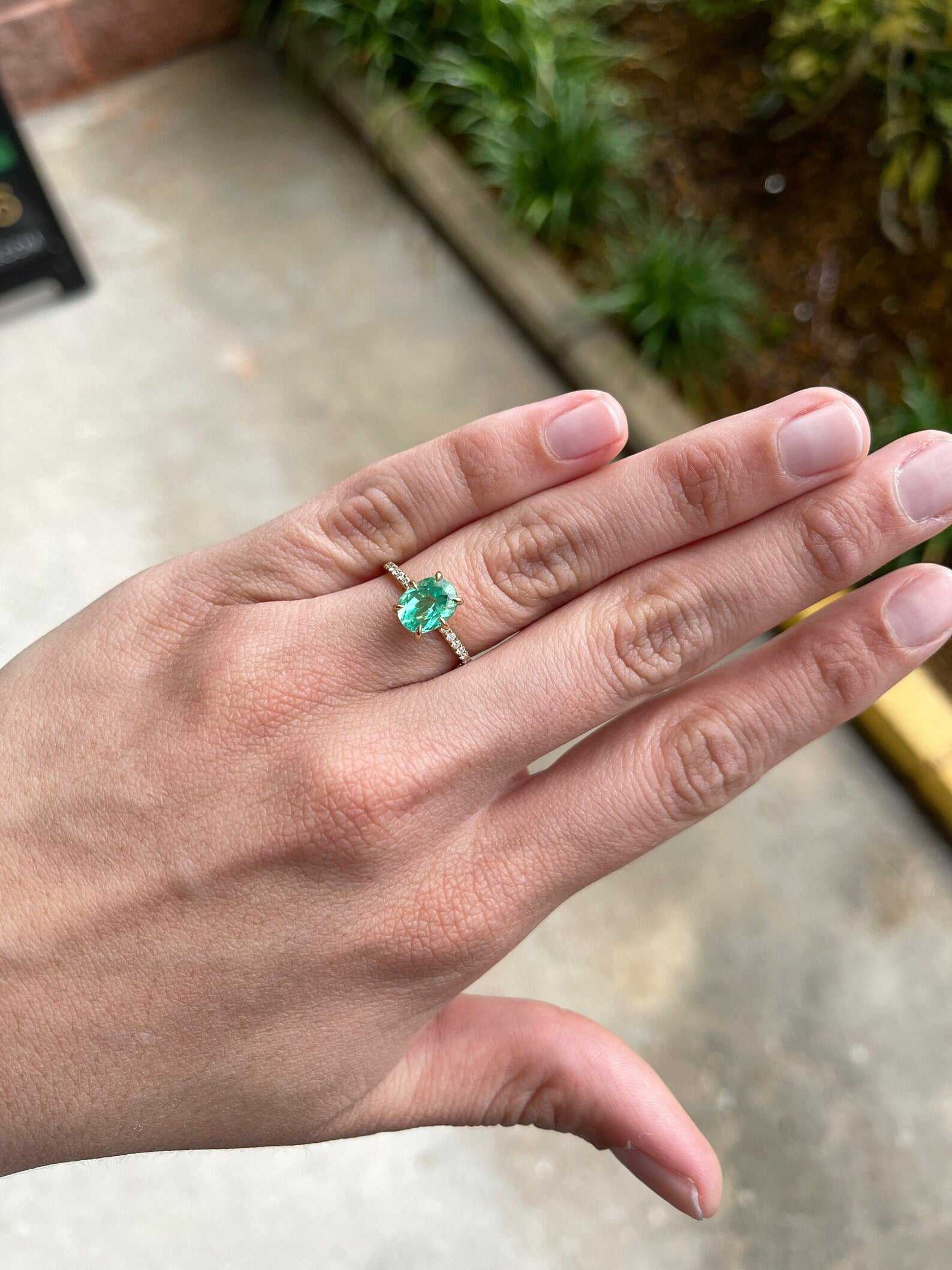 2.15カラット オーバルカット コロンビア産エメラルドとダイヤモンド 6本爪 エンゲージメントリング 14K