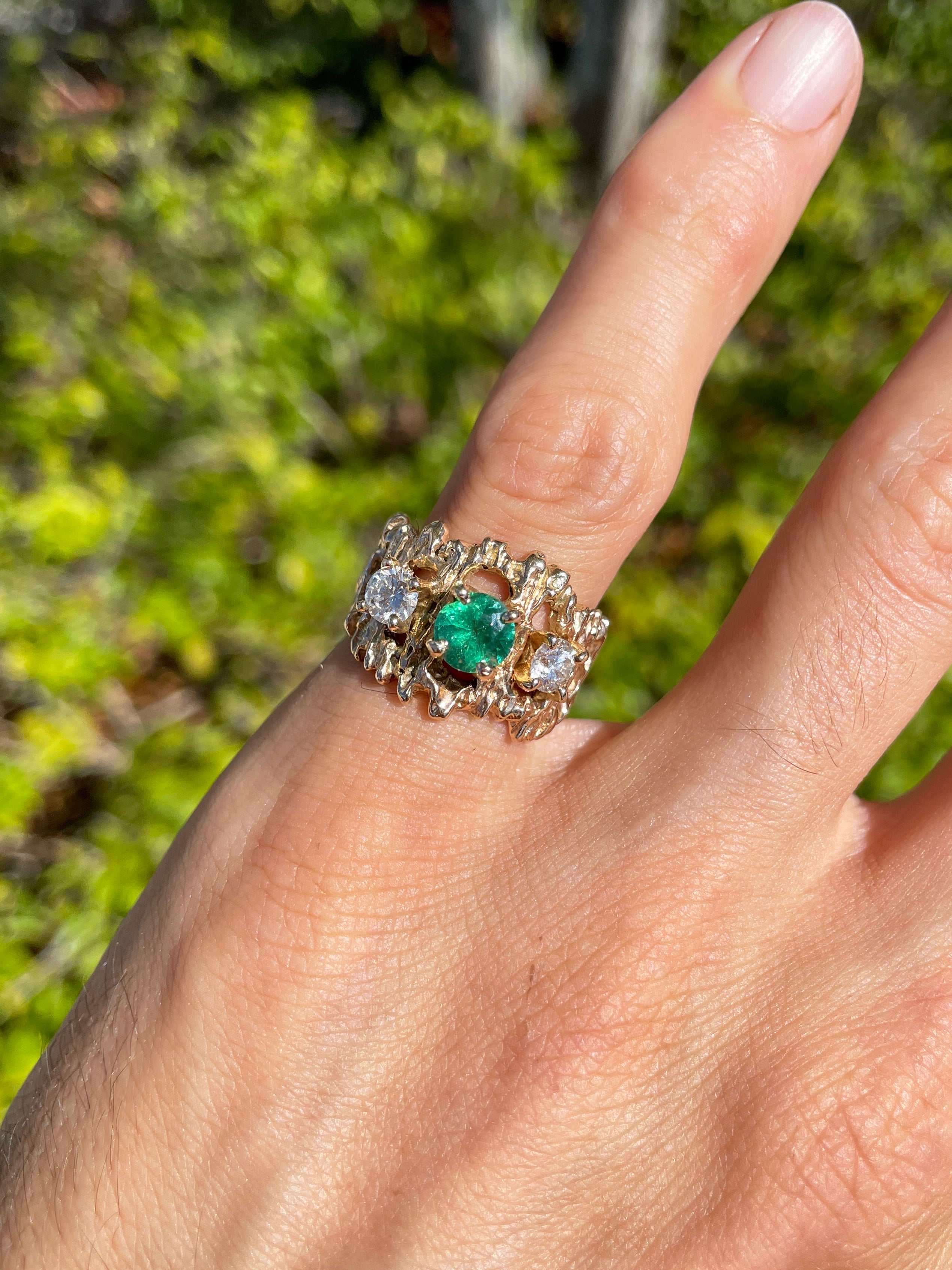 Anello a forma di pepita realizzato a mano in oro massiccio 14 carati con smeraldo rotondo naturale verde intenso da 1,54 carati e diamanti