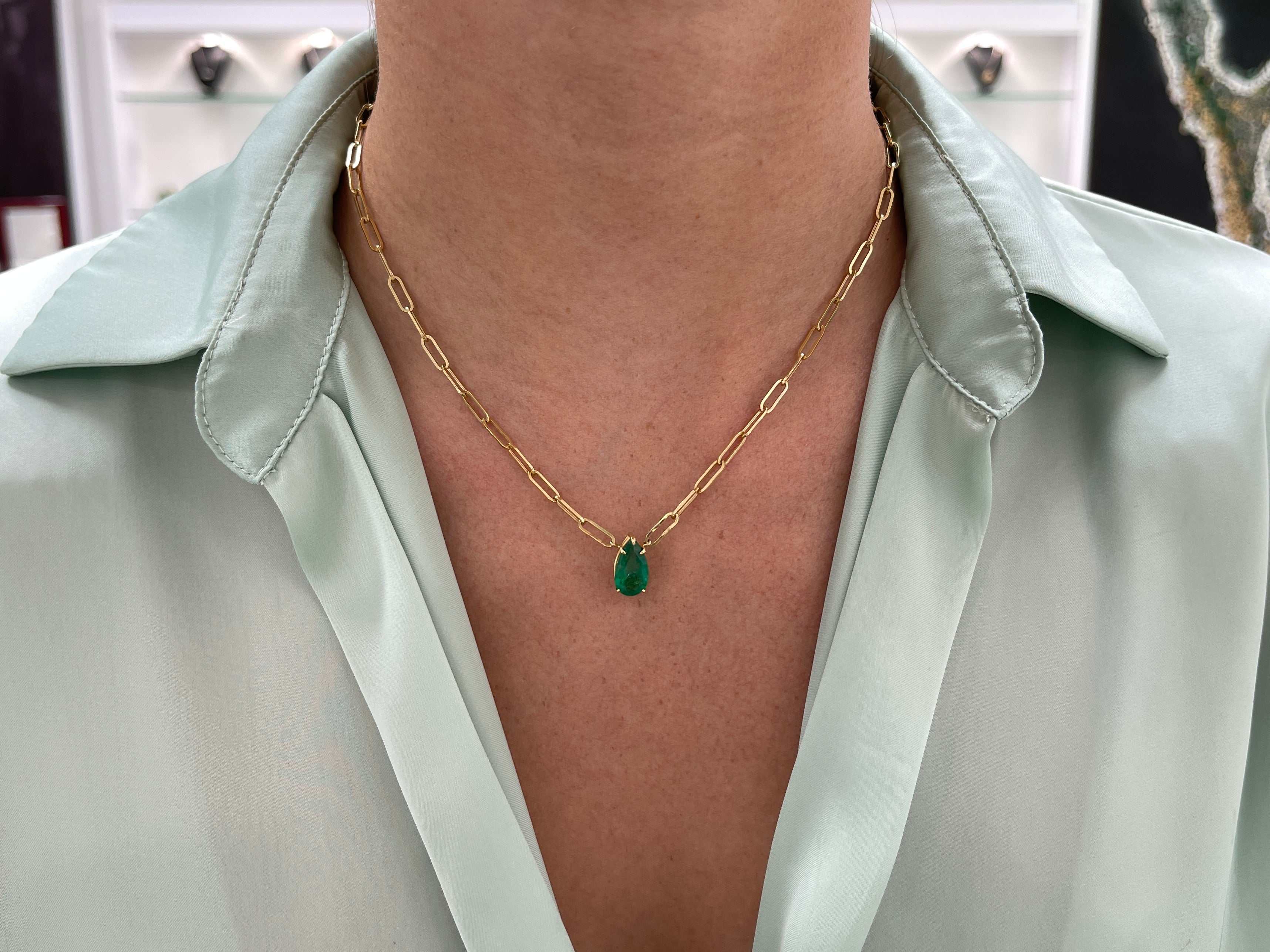 2.73 Carats Fine Quality Emerald Solitaire Stationary Necklace 14K